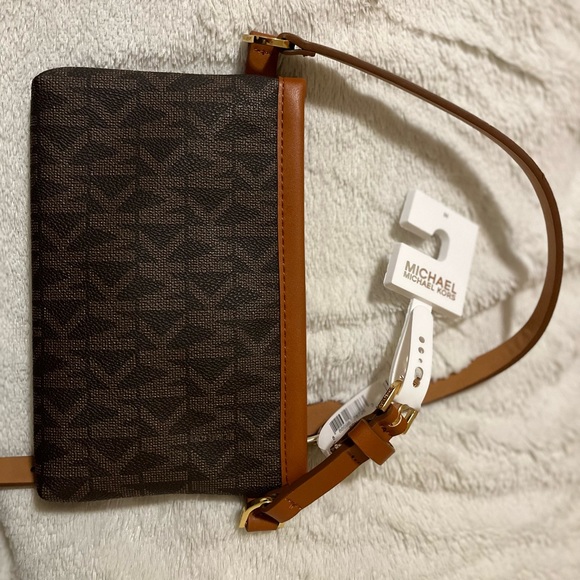 Small Michael Kors bag, can be used as a belt bag - Picture 2 of 3